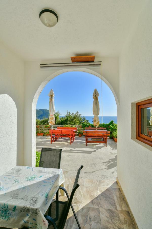 Pataki Guesthouse Petrovac Exteriör bild