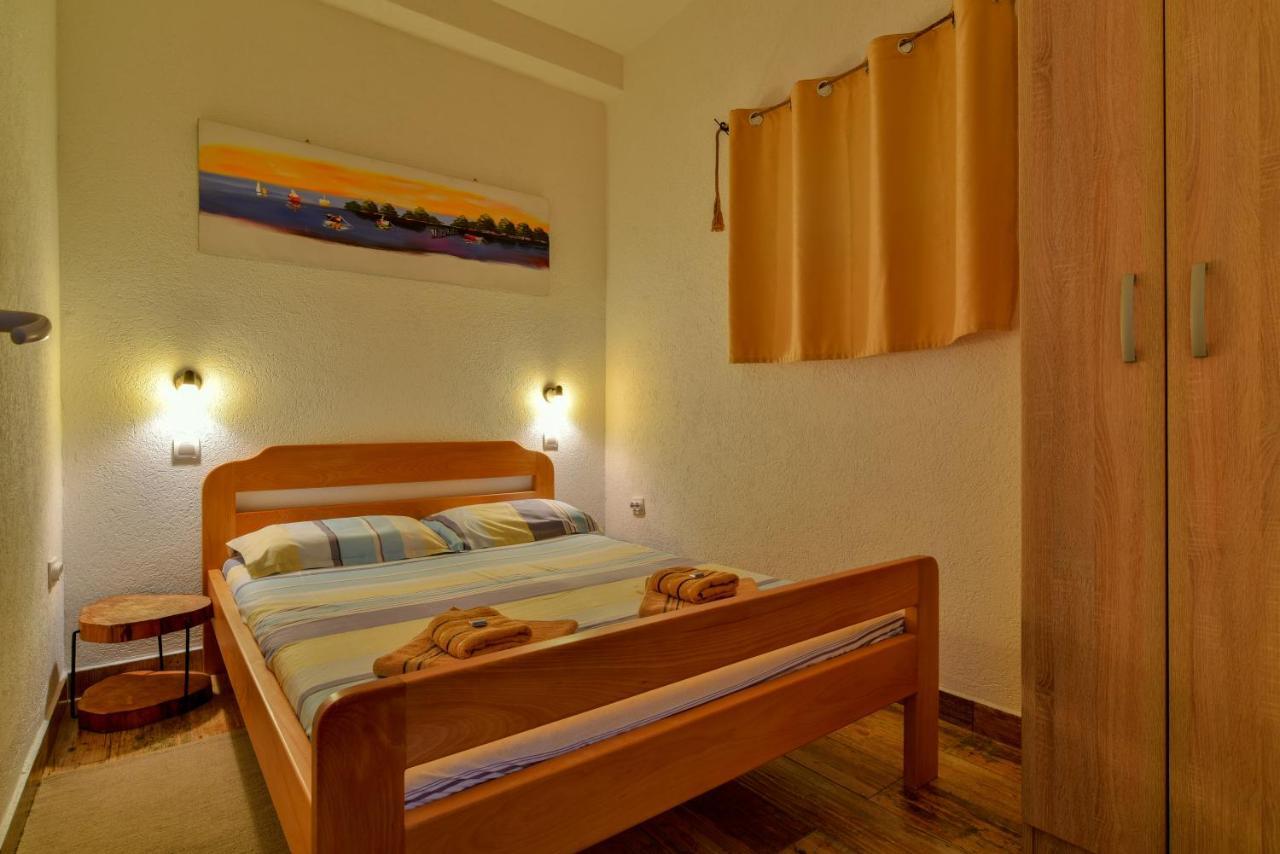 Pataki Guesthouse Petrovac Rum bild